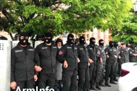 Полиция Армении: Незаконные действия со стороны некоторых участников митинга носят все более опасный характер